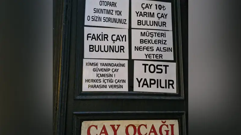 «Полчашки чая» или «Чай для бедных» начали продавать в одной из исторических чайных Стамбула