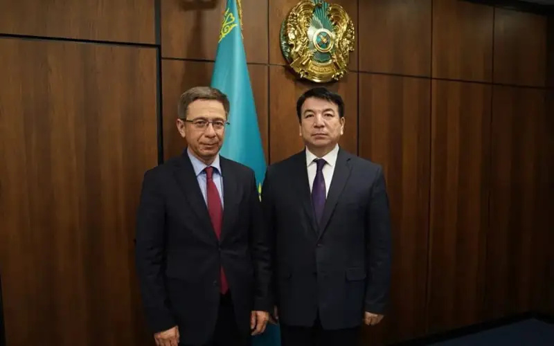 Ўзбекистон элчиси Бахтиёр Ибрагимов ҚР Таълим-маориф вазири Ғани Бейсембаев 