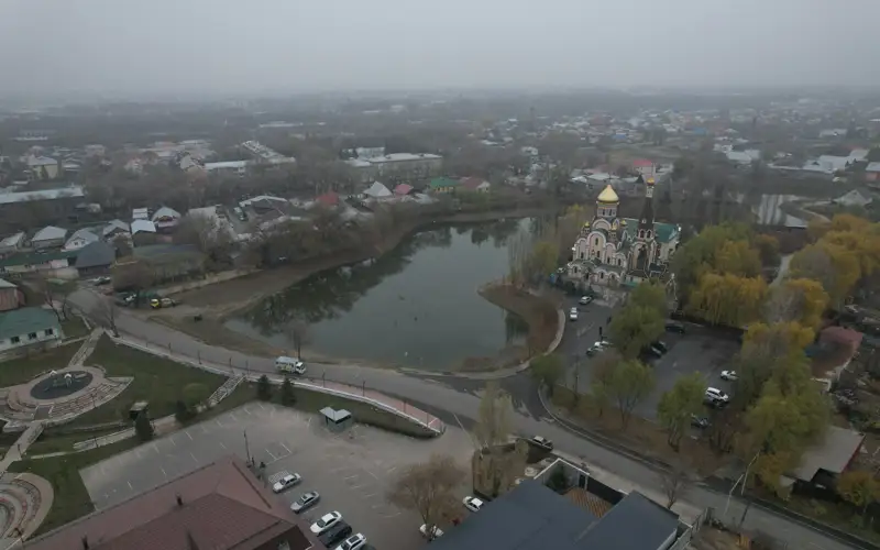 Со дна озера Карасу в Алматы вывезли 53 тонны отходов