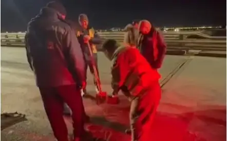 Atyraýda Jaıyq ústindegi kópirdiń oıyǵy tún ishinde jóndeldi