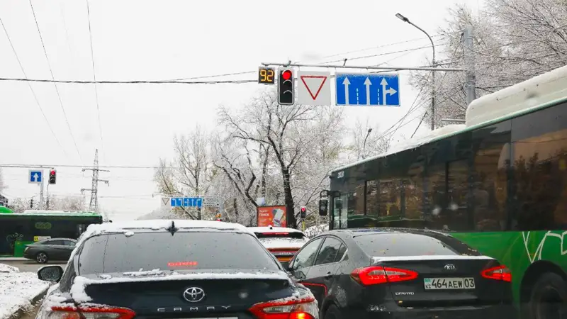 Almaty probkı avtomobılı sneg qar kólikter keptelis