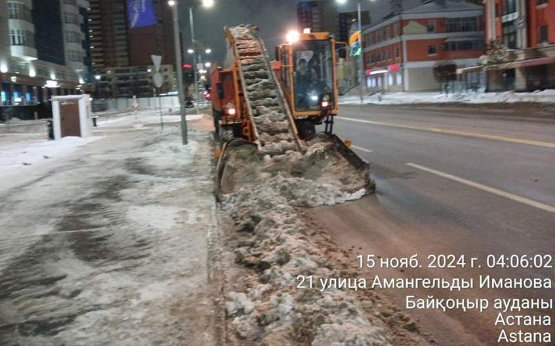 Борьба со снегом: в Астане более 2,5 тыс. рабочих очищают улицы