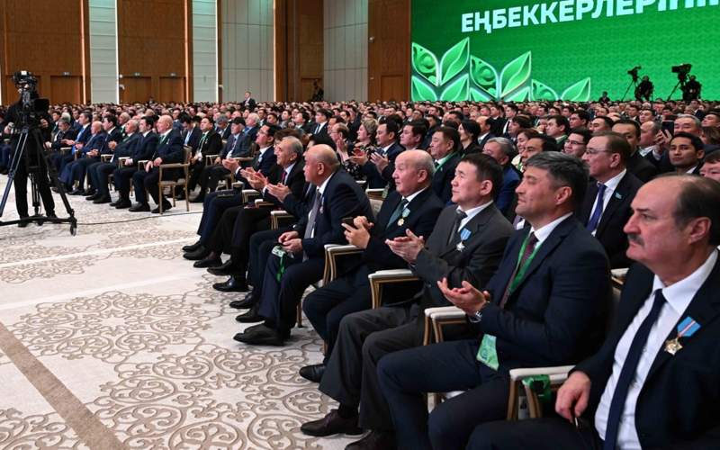 Президент вручил госнаграды представителям АПК