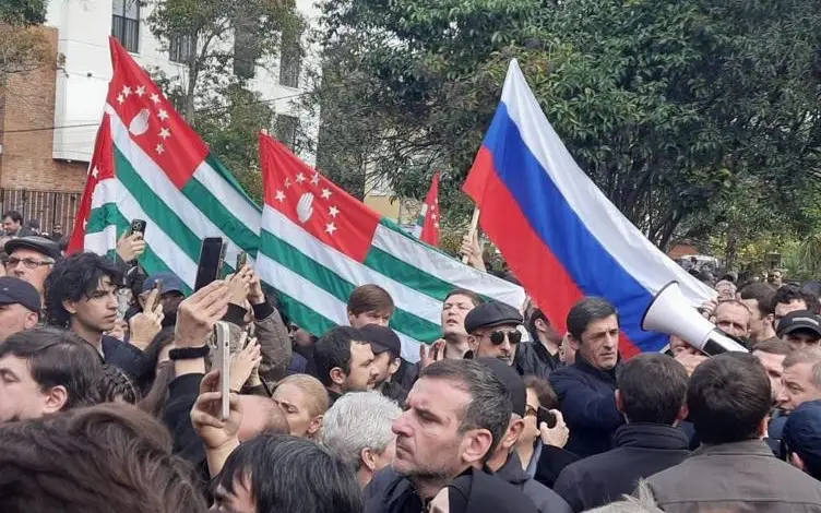 Массовые беспорядки в Абхазии: президент Бжания покинул столицу 