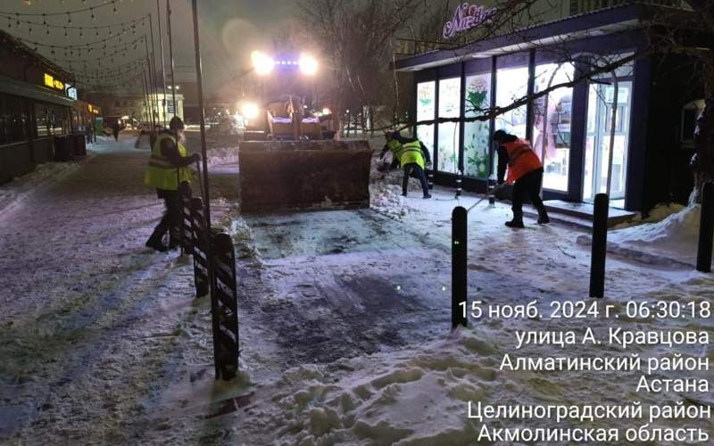 Борьба со снегом: в Астане более 2,5 тыс. рабочих очищают улицы