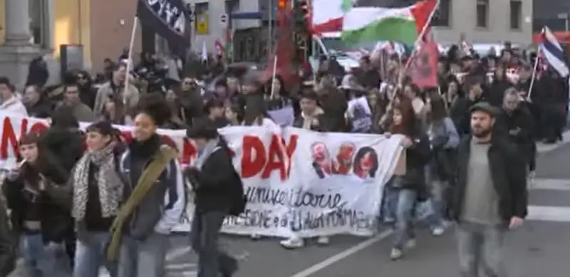 Более 200 студентов провели в Турине демонстрацию в «День без Мелони»