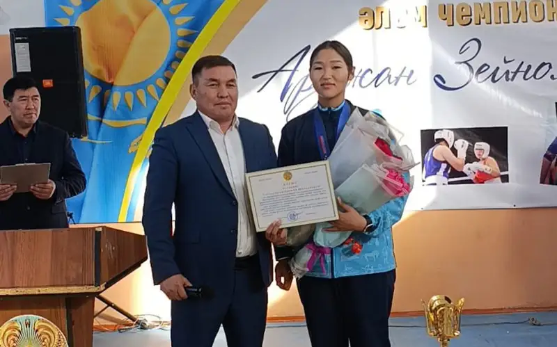 Álem chempıony Arýjan Zeınýllaevaǵa aýyldastary at mingizip, qurmet kórsetti