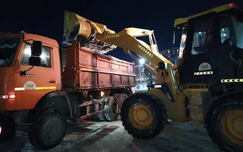 Astanadan bir kúnde 2 myńnan astam júk kóligimen qar shyǵaryldy