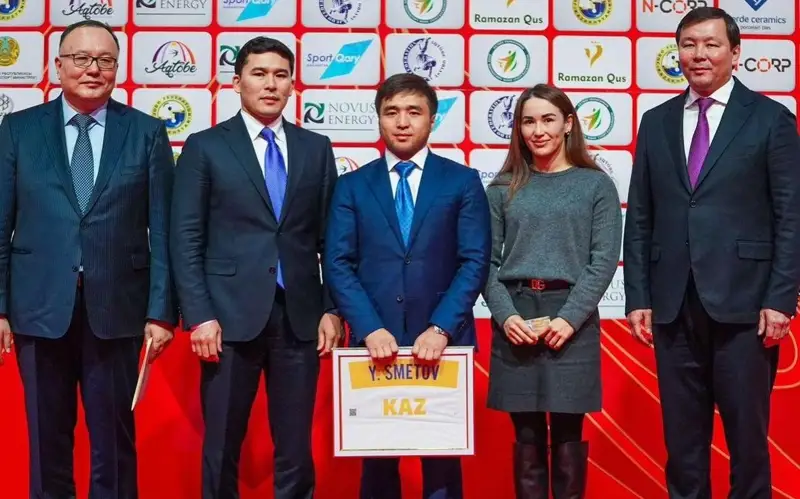 Әбиба Әбужақынова, Елдос Сметов