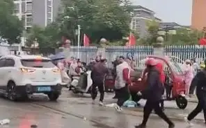 Водитель намеренно сбил учеников у школы в Китае