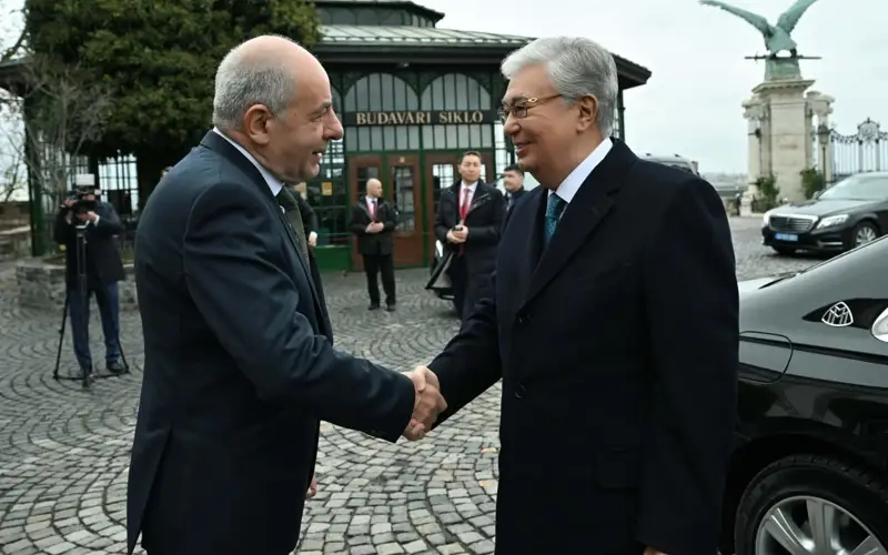 Глава государства прибыл во дворец Шандора для встречи с Президентом Венгрии