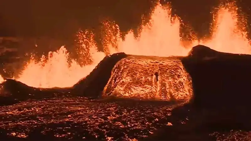 Новое извержение вулкана происходит на полуострове Рейкьянес в Исландии