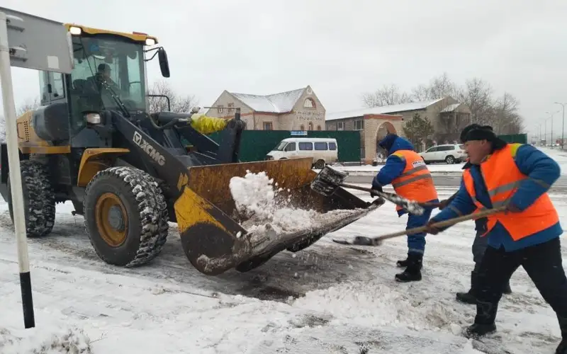 Осадки в Астане: 2,6 тысячи дорожных рабочих вышли на уборку улиц