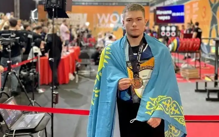 Kazakh streetlifter pockets gold at 10th World Streetlifting Championships in Moscow