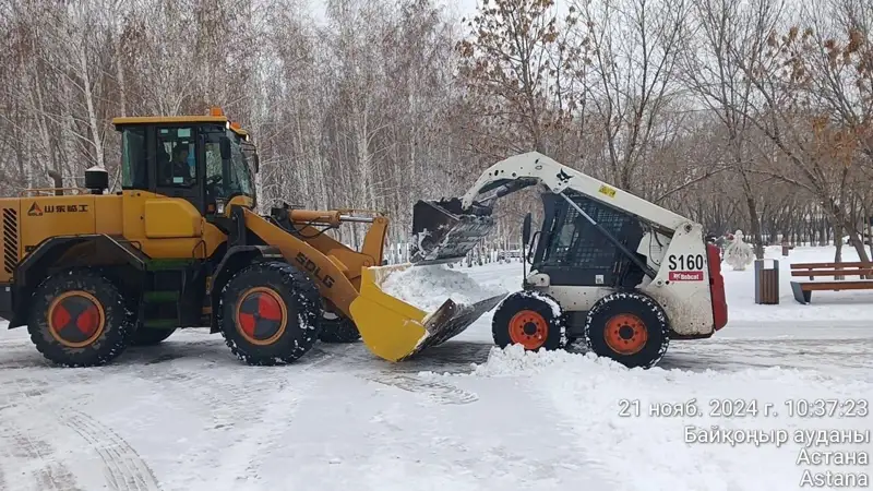 Осадки в Астане: 2,6 тысячи дорожных рабочих вышли на уборку улиц