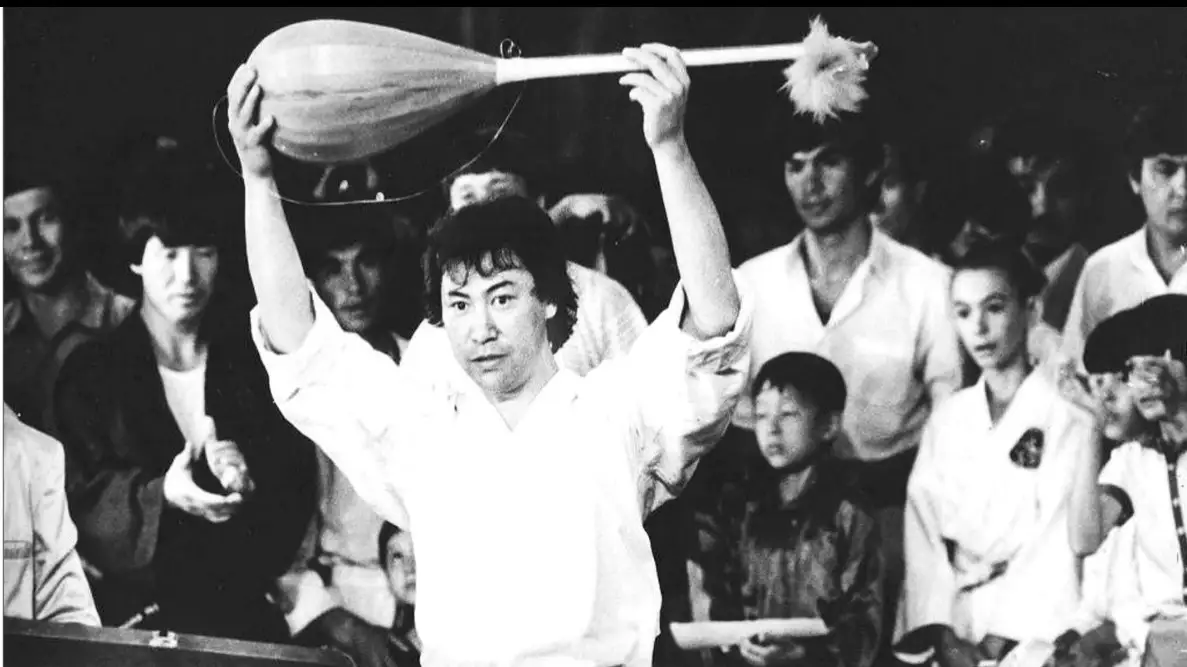 Әйелдер мысықтарды жуады