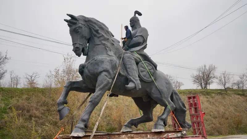 Памятник Алпамыс батыру перенесли в Шымкенте