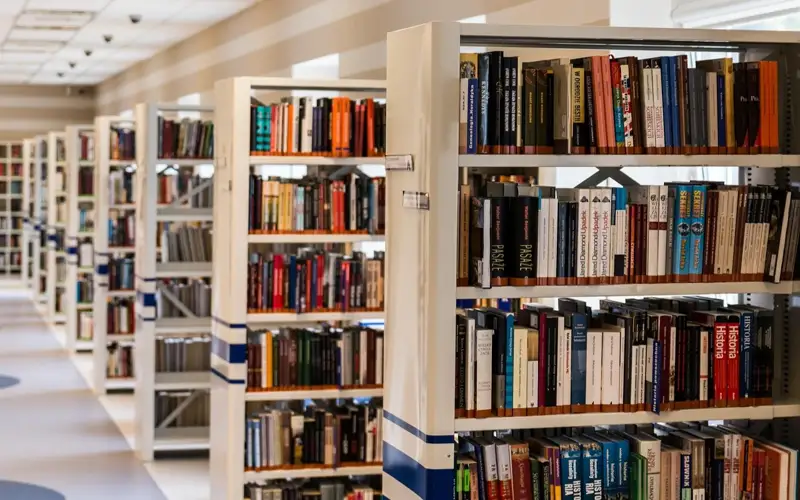 Japanese libraries to trial new book sales amid decline in bookstores