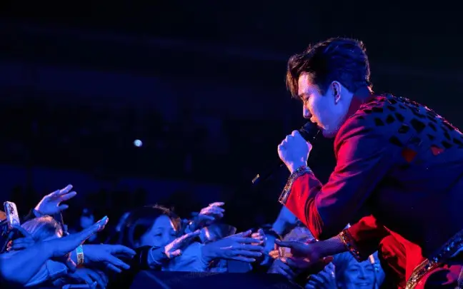 9-year-old girl impresses audience at Dimash Qudaibergen's solo