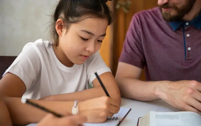 родители помогают делать уроки детям