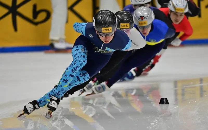 Казахстанские шорт-трекисты завоевали два «золота» на турнире в Италии