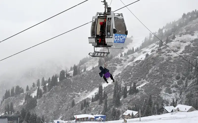 Застрявших на канатной дороге людей спасли на Шымбулаке: ДЧС показал видео