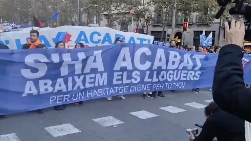 В Барселоне тысячи людей требуют снижения арендной платы на жилье и призывают к забастовке