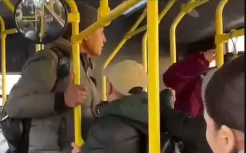  Мужчина ударил женщину в автобусе в Алматы