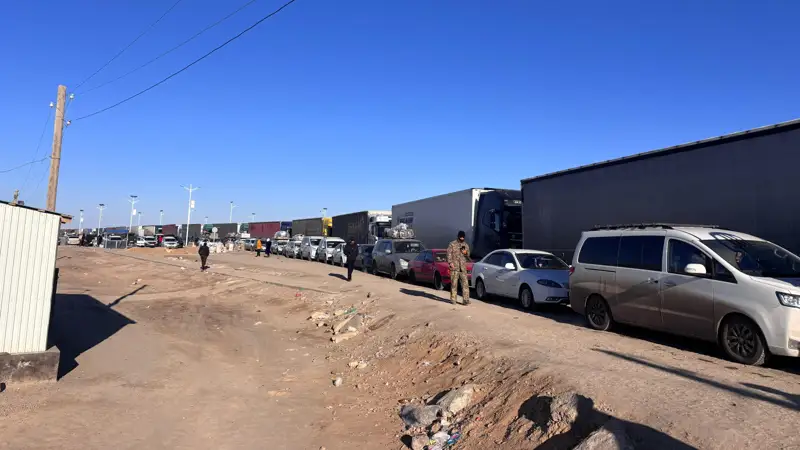 Свыше 400 грузовых авто скопились на границе Казахстана и Узбекистана