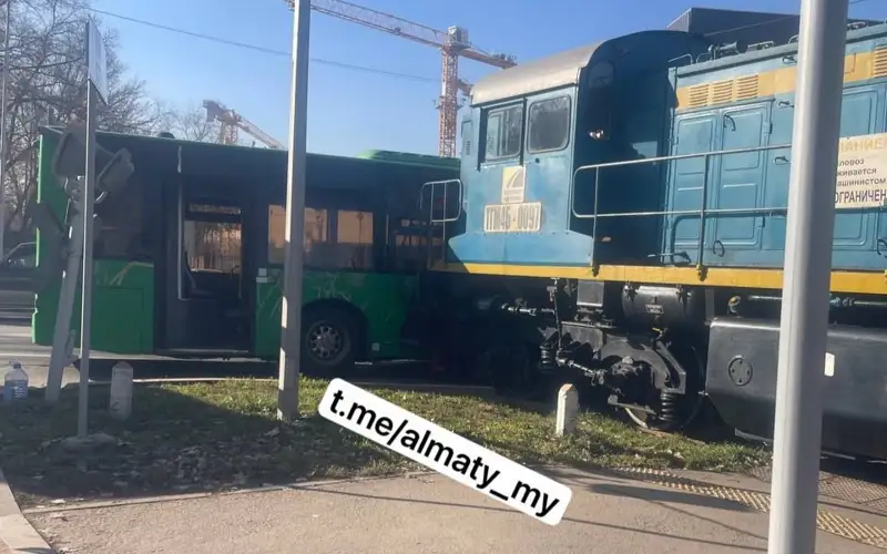 Автобус столкнулся с тепловозом в Алматы: 6 человек пострадали 