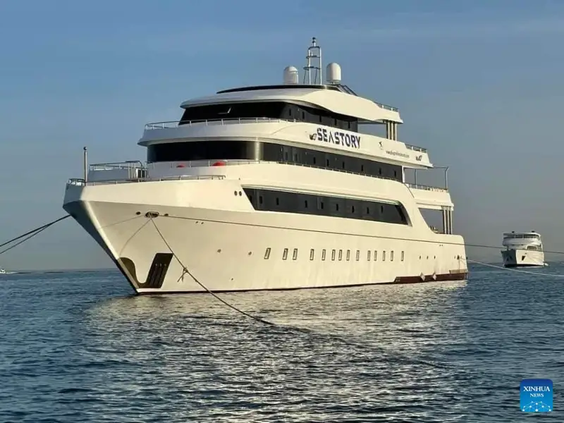 Safari boat sinks off SE Egypt