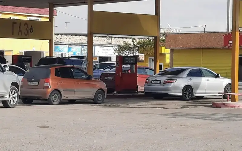 В Мангистау водители по-прежнему стоят в очередях за газом