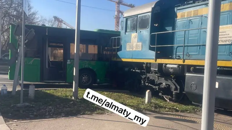 teplovoz ben avtobýs soqtyǵysty, jol apaty
