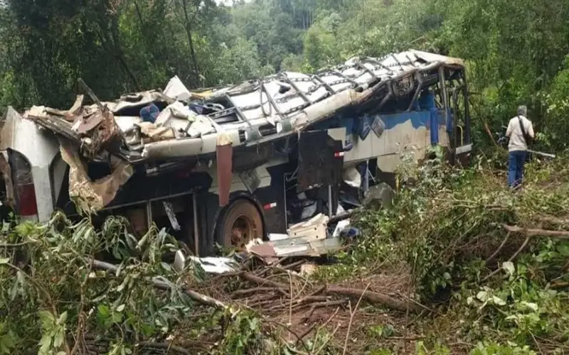 Bus crash kills 17 in eastern Brazil 