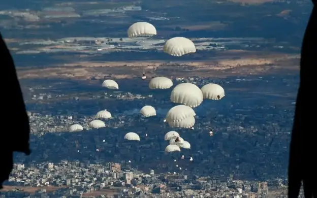 Иордания впервые за 5 месяцев сбросила гуманитарную помощь на север сектора Газа