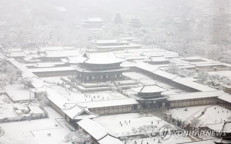 Record November snowfall blankets Seoul