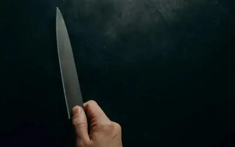 Ўзбекистонда севган йигитини пичоқлаган қизга суд ҳукми ўқилди