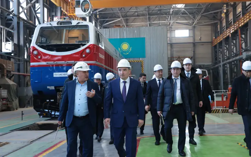 Олжас Бектенов ознакомился с развитием железнодорожного машиностроения