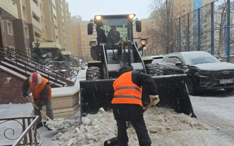 Бесперебойная круглосуточная работа: порядка 1 000 машин убирают снег в Астане 