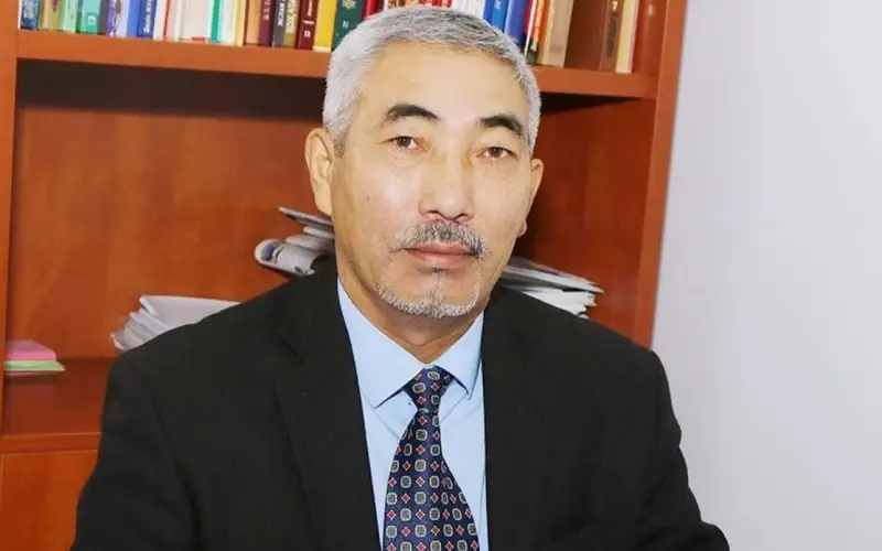 әдебиет танушы