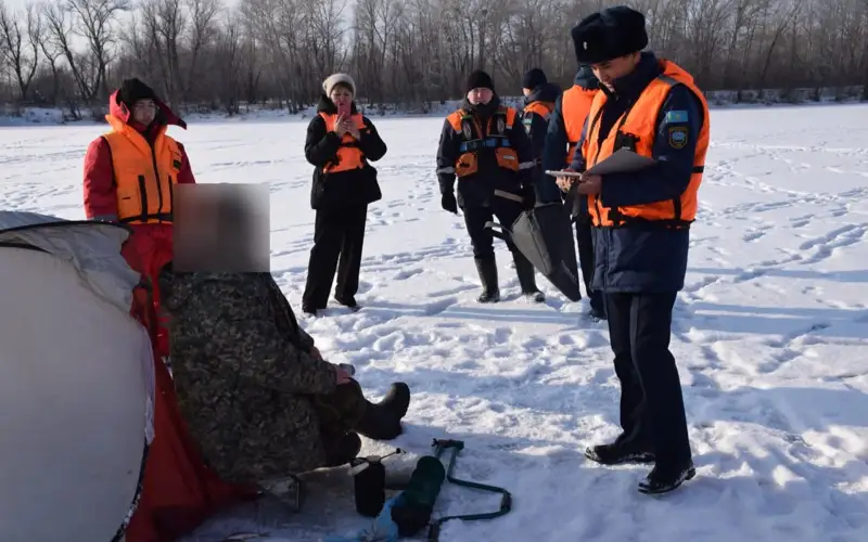 Рыбаков начали штрафовать за нахождение льду в Павлодарской области