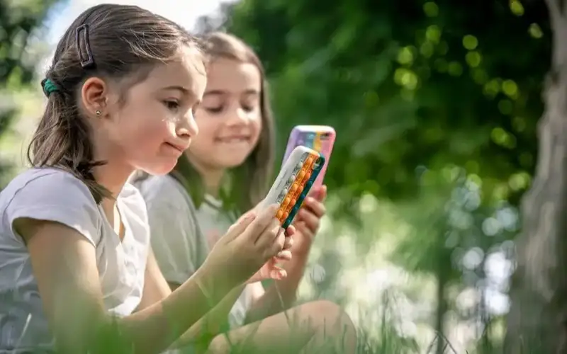 Qyrǵyzstan bilim berý mekemelerinde telefon ustaýǵa tyıym salmaqshy