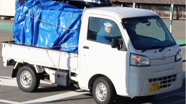 Убитого медведя вывезли на мини-грузовике Убитого медведя вывезли на мини-грузовике