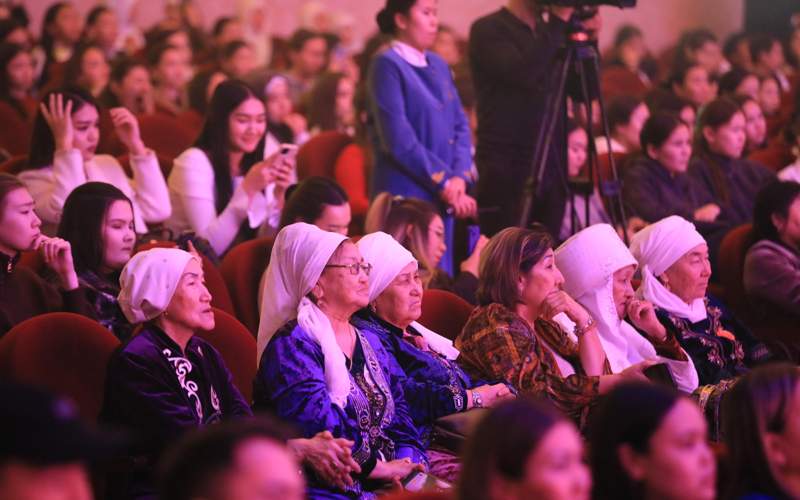 Aqtóbede qolóner sheberleri men etnodızaınerler bas qosty