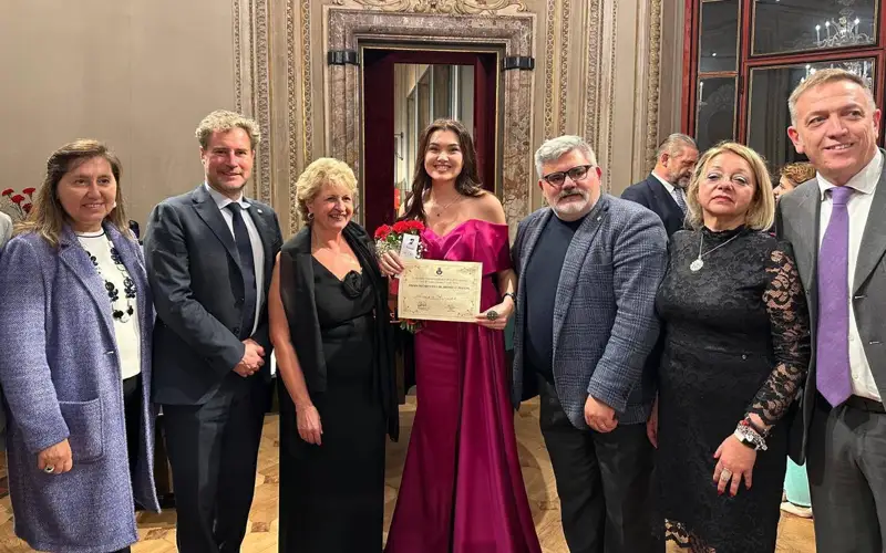  Aıgerim Altynbek Italııada ótken opera ánshileri arasyndaǵy halyqaralyq baıqaýda top jardy
