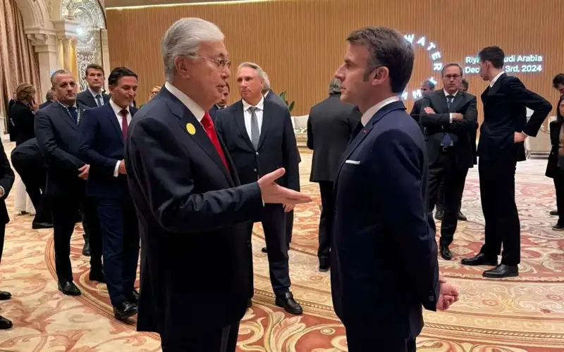 Kassym-Jomart Tokayev meets French President Emmanuel Macron in Riyadh 