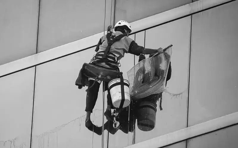 Промышленный альпинист разбился насмерть в Алматы