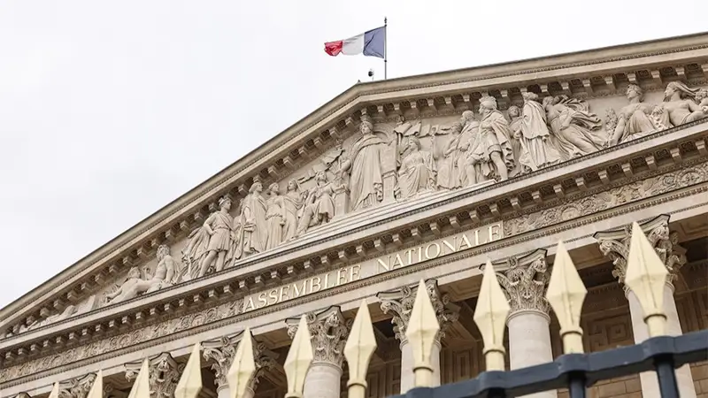 Нацсобрание Франции вынесло правительству вотум недоверия