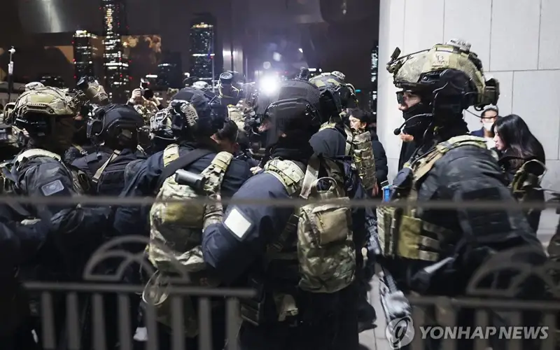 Soldiers prepare to enter the main hall of the National Assembly in Seoul in the wee hours of Dec. 4, 2024