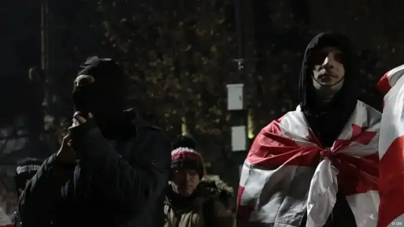 Грузияда полиция парламент ғимаратының маңында наразылық білдірушілерді таратып жатыр